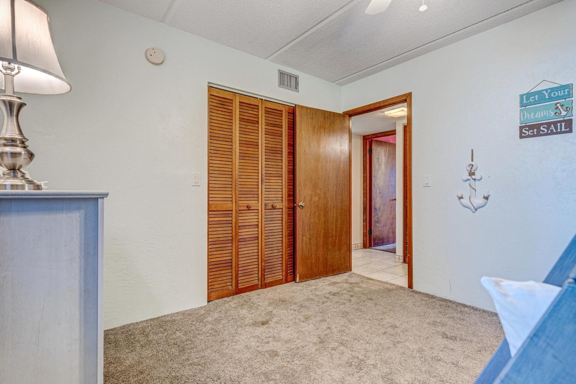 Daytona Beach Shores Condos Room photo