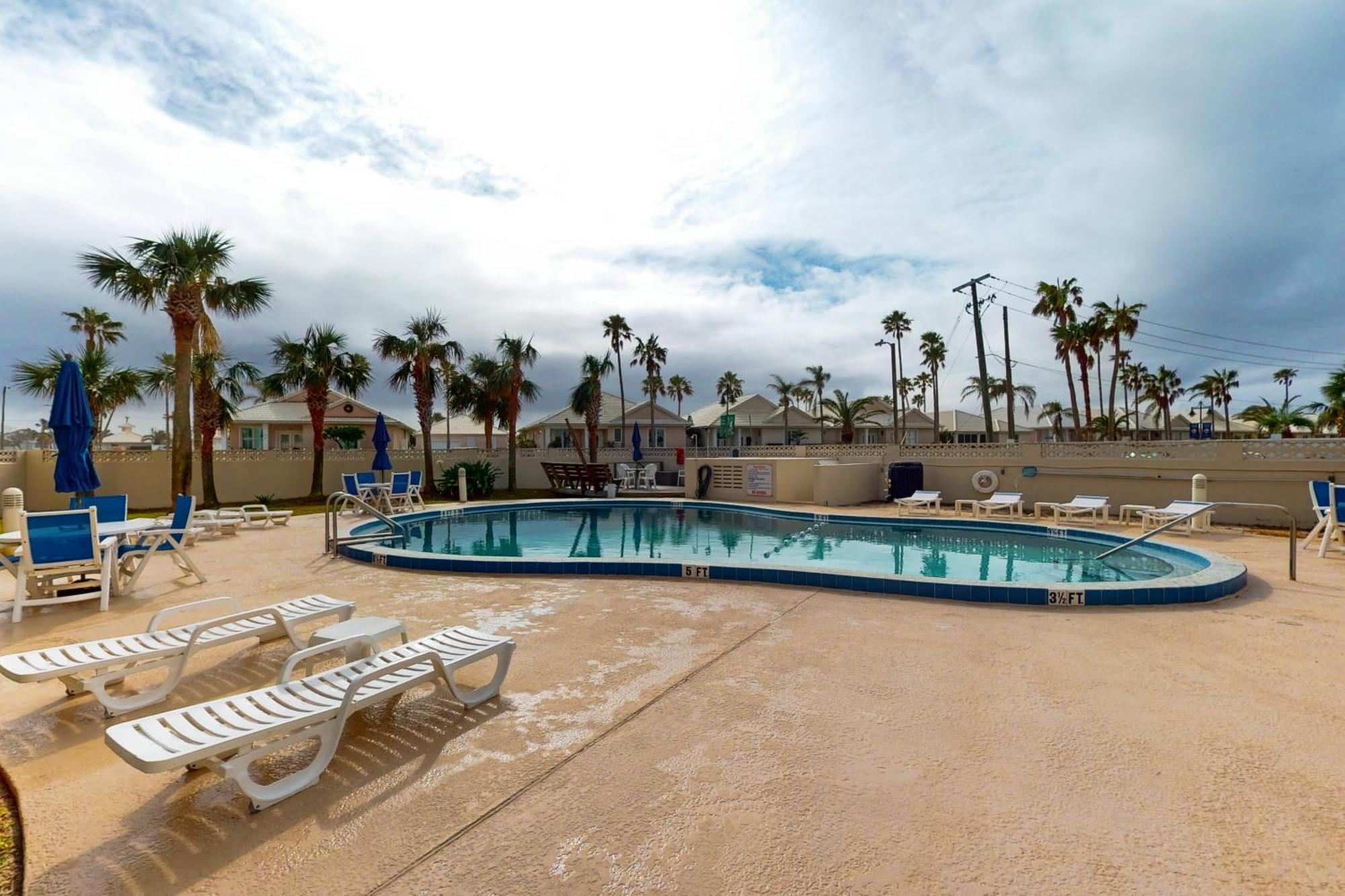 Daytona Beach Shores Condos Room photo