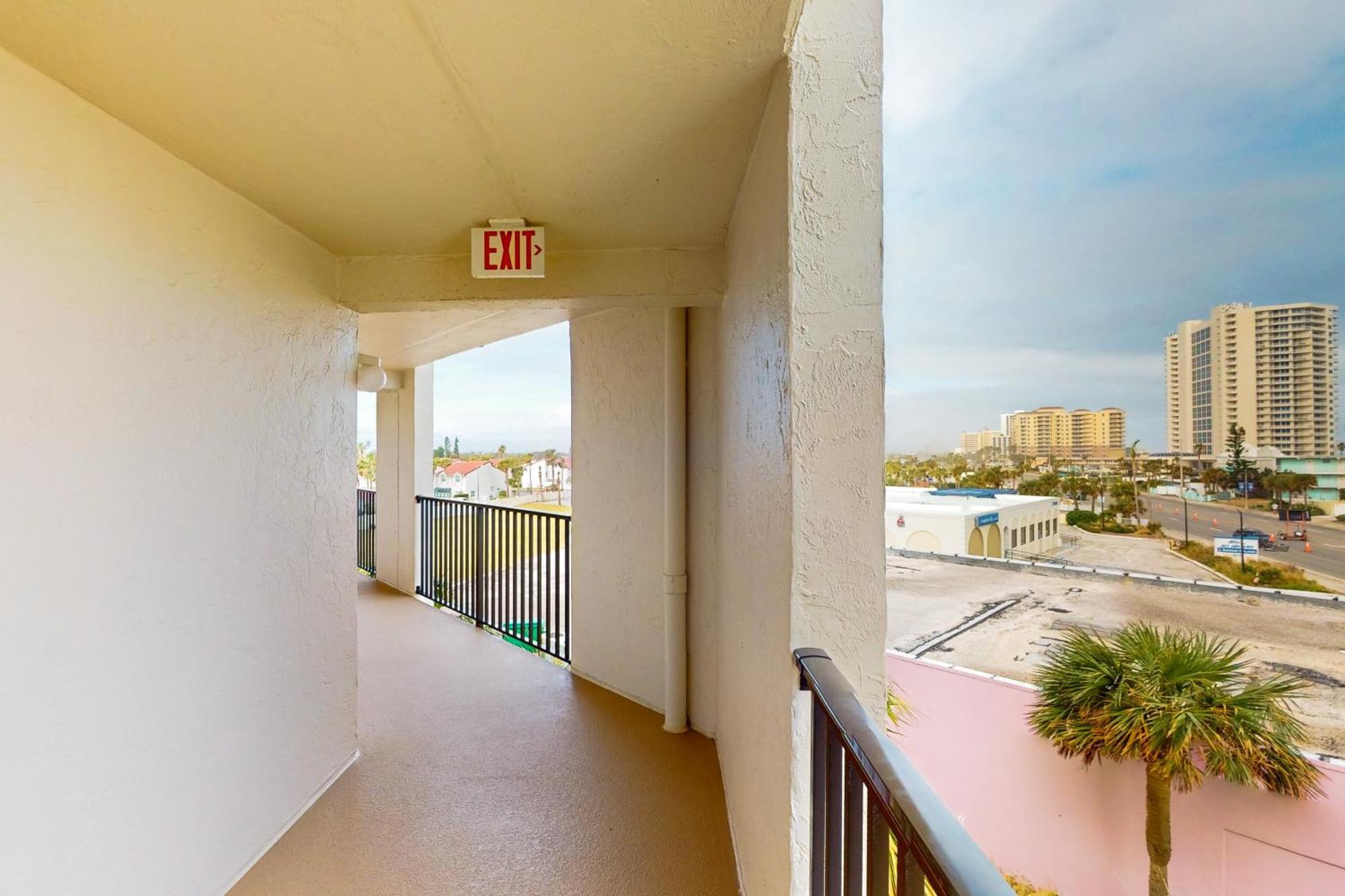 Daytona Beach Shores Condos Room photo